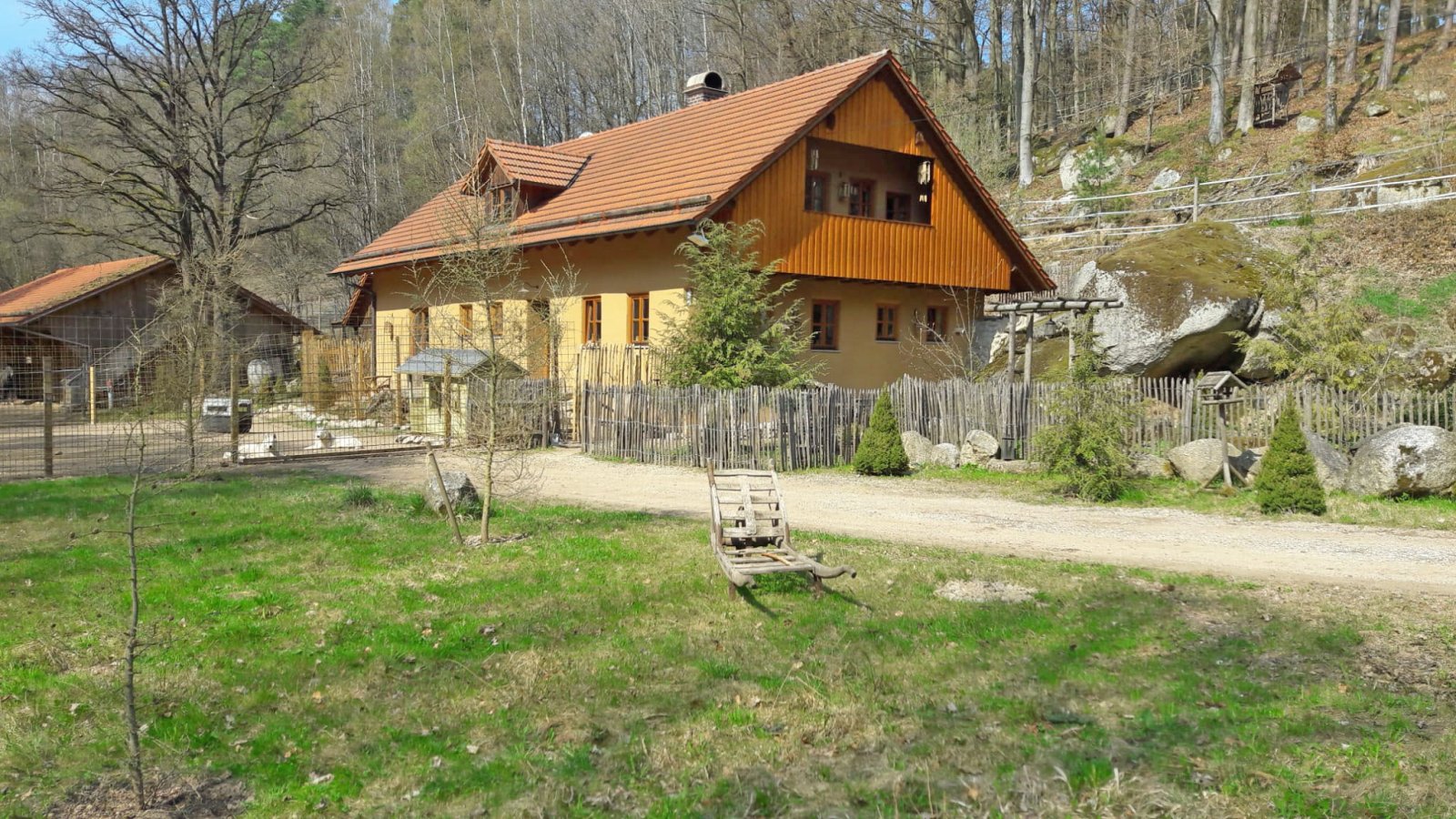 Bayern, Oberpfalz, nahe Zell - Wohnhaus mit Bach, Schwimmteich und Offenstall für Pferde Bayern, Oberpfalz, nahe Zell - Wohnhaus mit Bach, Schwimmteich und Offenstall für Pferde