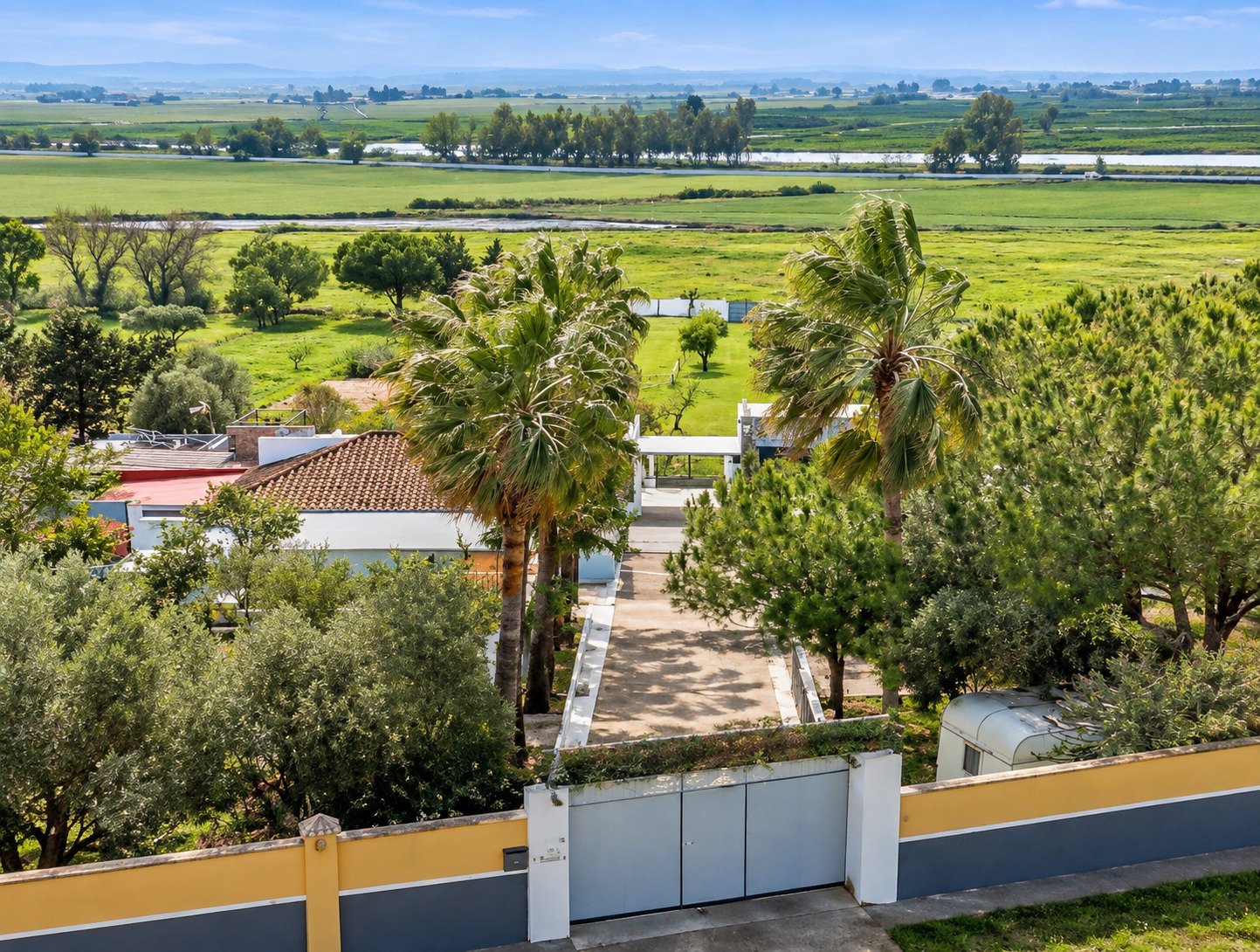Chiclana - Finca mit vielen Gebäuden, Pool und der Möglichkeit zur Pferdehaltung zu verkaufen Chiclana - Finca mit vielen Gebäuden, Pool und der Möglichkeit zur Pferdehaltung zu verkaufen